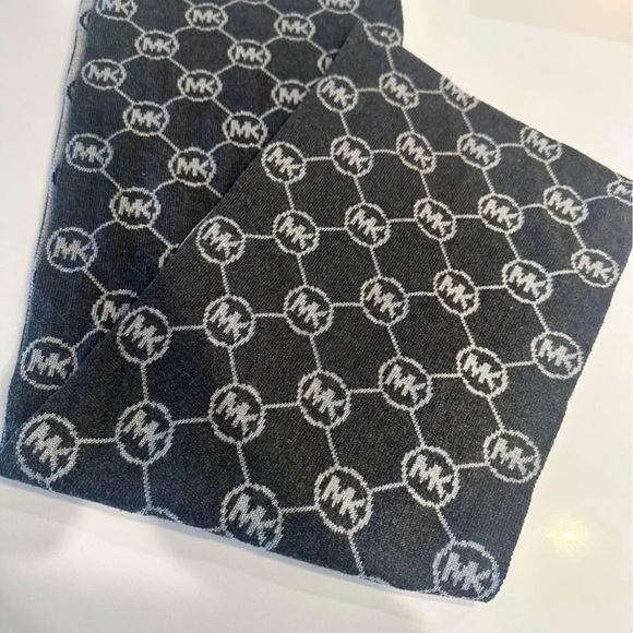 NWOT Michael Kors Scarf - Picture 3 of 4